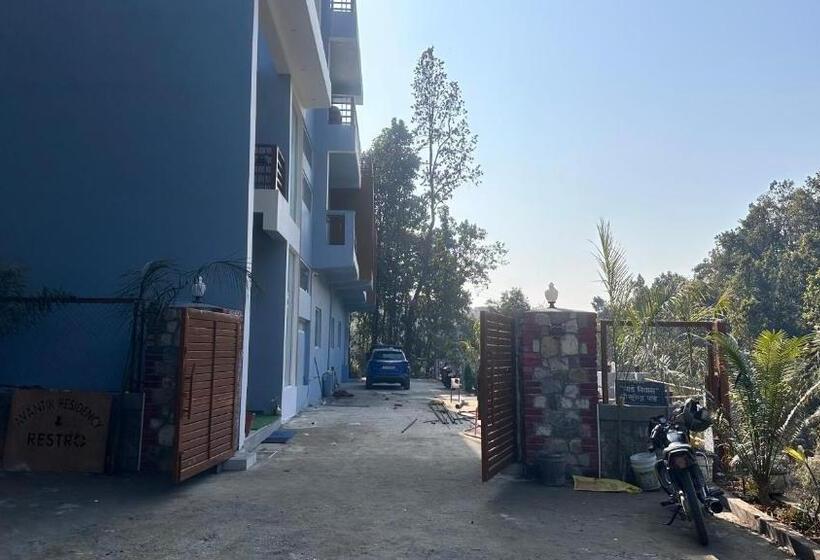 ホテル Avantika Residency & Restro