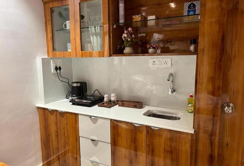 فندق Jacuzzi Hut Staycation