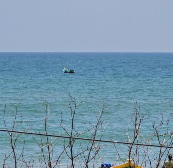 هتل The Sea Walk Beachside Serinity