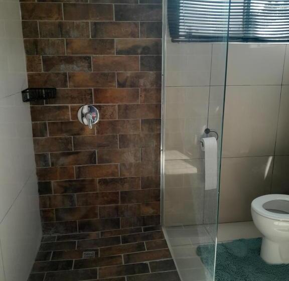 بنسيون Indaba Manor Guesthouse