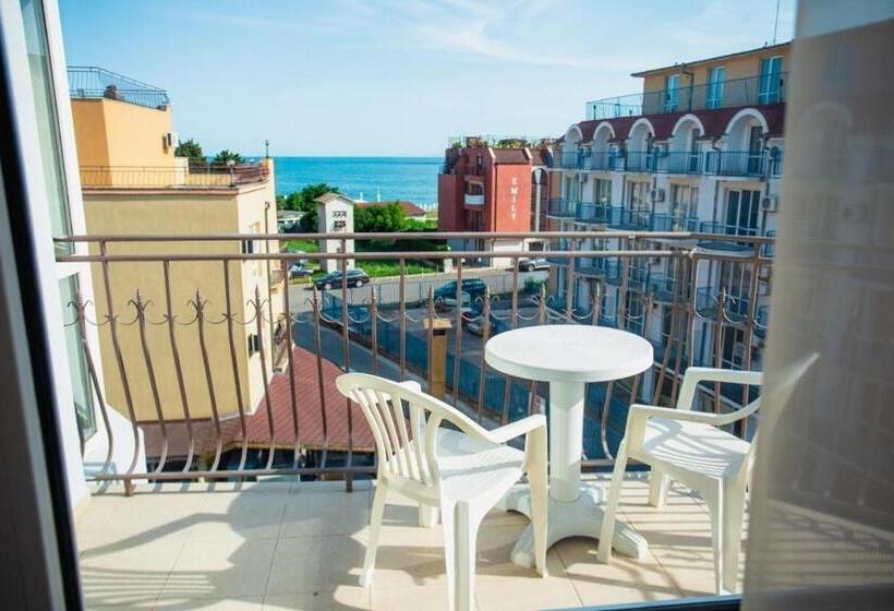 هتل Adeti Residence