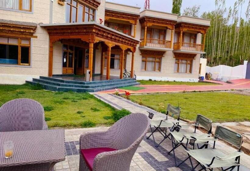 Отель Niran Boutique