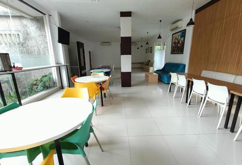 Urbanview Hotel B Liv Kendari By Reddoorz