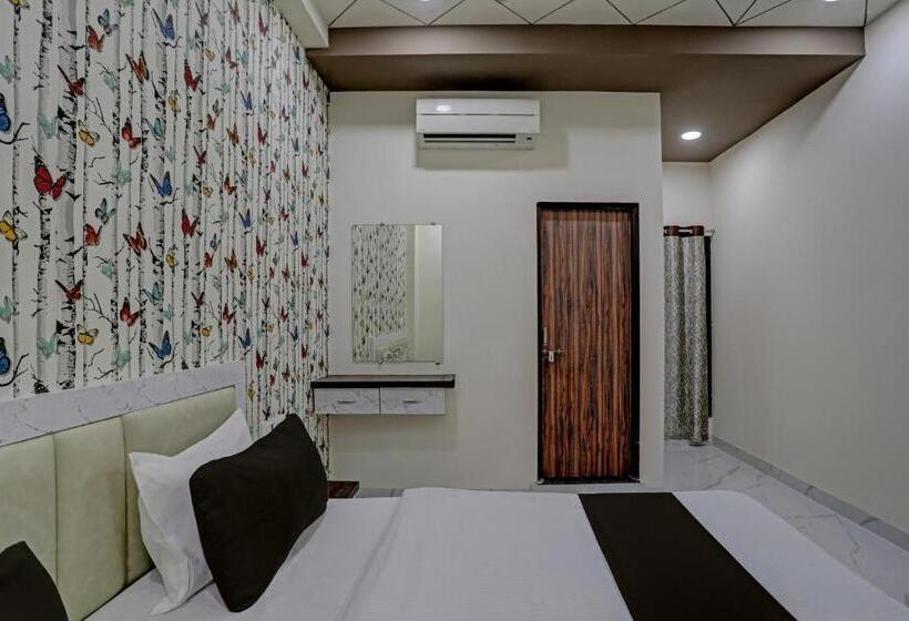 Oyo Hotel G L