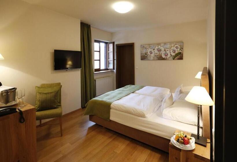 ホテル Weinkastell Zum Weissen Ross