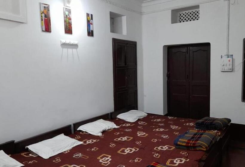 Общежитие Rupak Rest House ,call 79031 58122 !near Deoghar Baba Mandir
