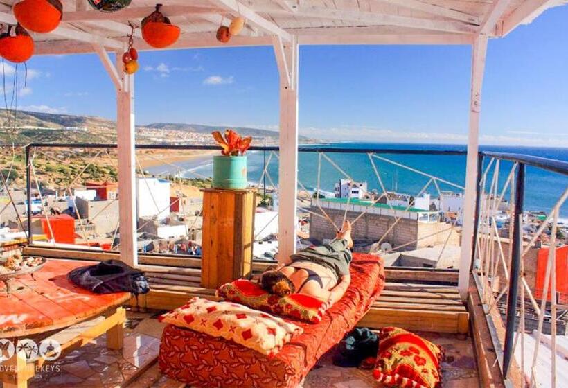 تختخواب و صبحانه Adventurekeys Surf Yoga Cowork