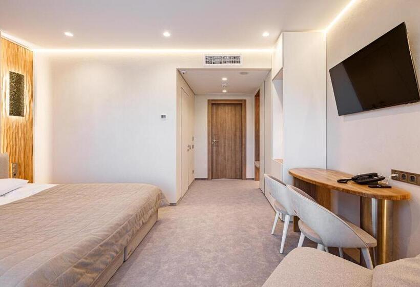 Tavel Hotel & Spa