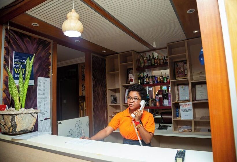 فندق The Out Back