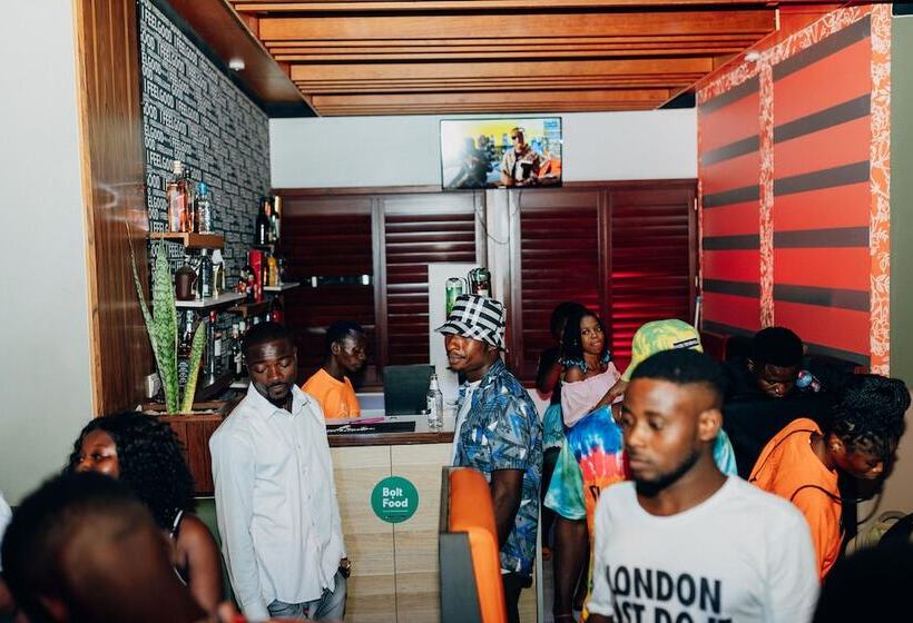 فندق The Out Back