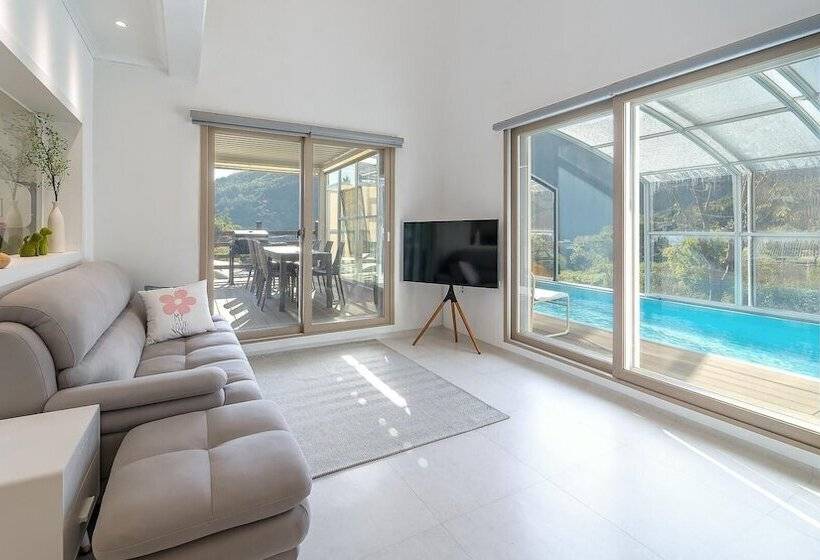 פנסיון Gapyeong Jinikidsdogchaepoolvilla