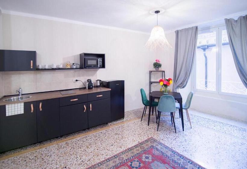 تختخواب و صبحانه La Piazzetta Rooms & Apartments