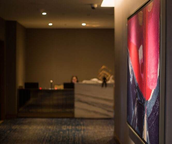 Отель Four Points By Sheraton Surabaya, Tunjungan Plaza