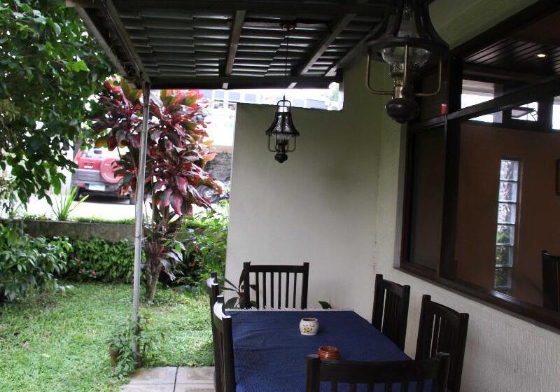 Пансион Twin Pines Suites