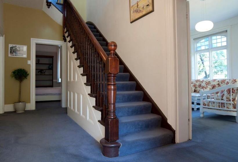 تختخواب و صبحانه Lowena Cafe And Accommodation