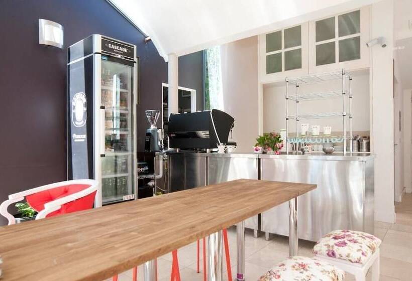 تختخواب و صبحانه Lowena Cafe And Accommodation