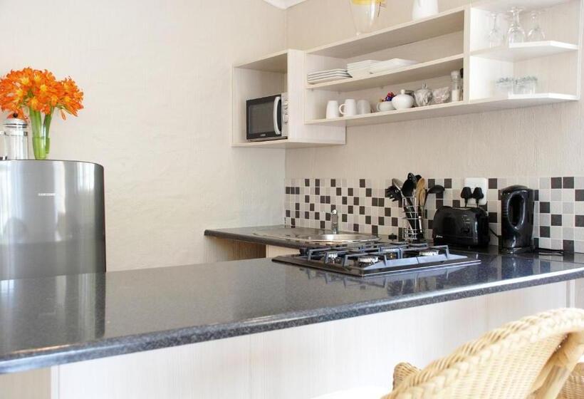 تختخواب و صبحانه Mandalay Guest House Plettenberg Bay