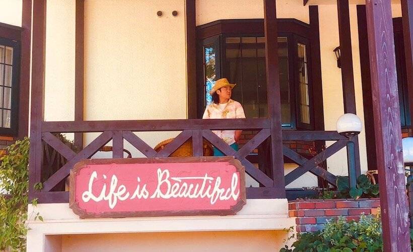 تختخواب و صبحانه Appi Life Is Beautiful