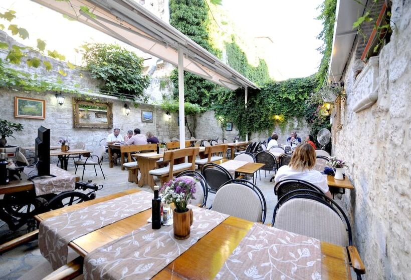 پانسیون Palace Central Square