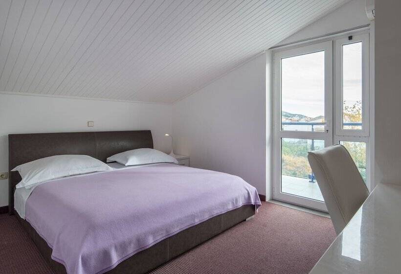 پانسیون Beachfront Villa Mediteran