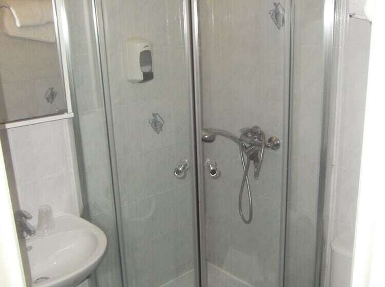 Rev Hotel Coignières