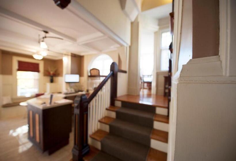 تختخواب و صبحانه The Sonata Inn