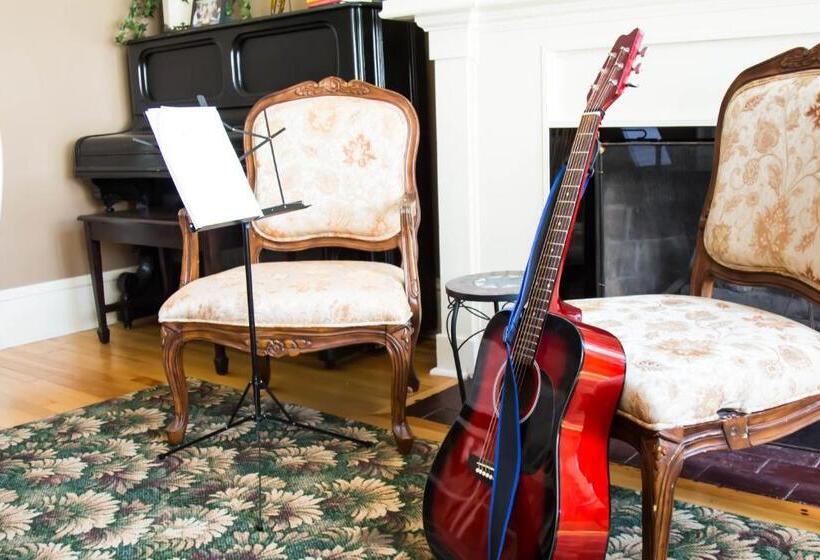 تختخواب و صبحانه The Sonata Inn