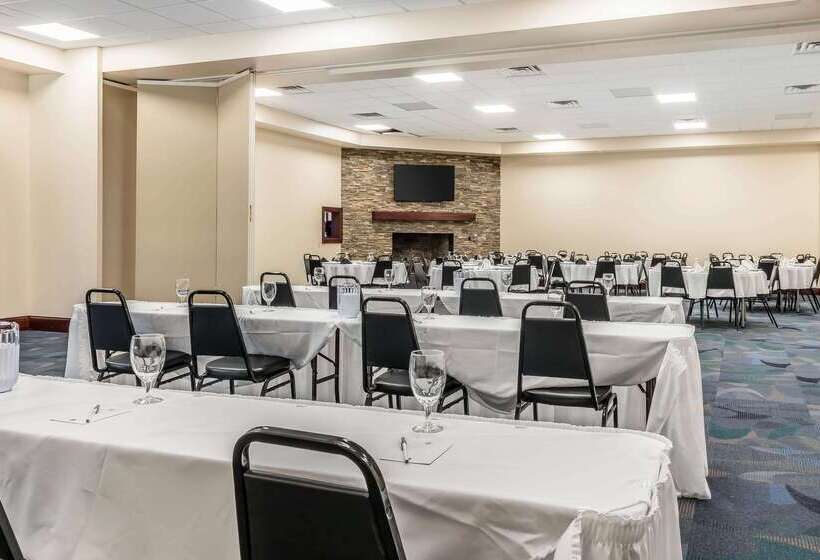 בית מלון כפרי Clarion Inn