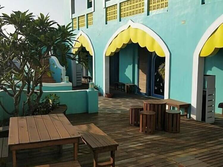 تختخواب و صبحانه The Domed Tile Bb