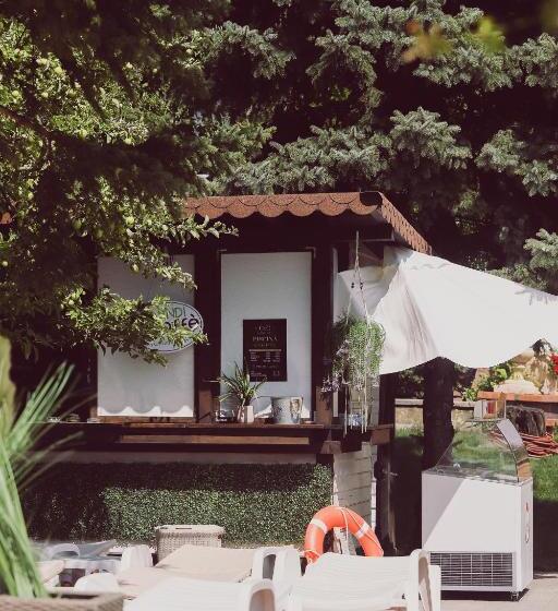 هتل C&c Karo Resort