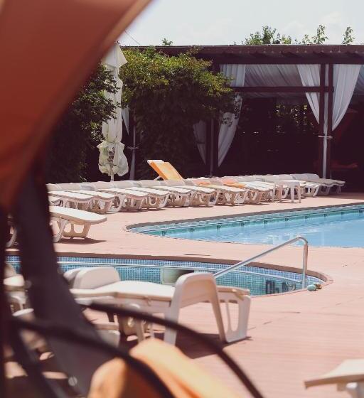 هتل C&c Karo Resort