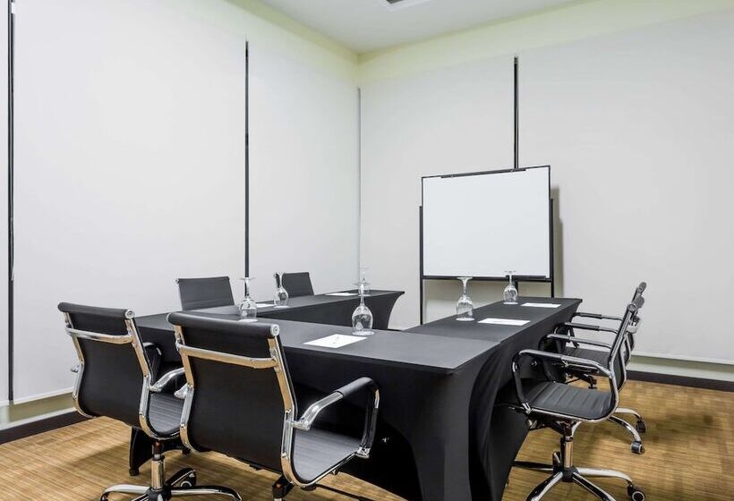 هتل Wyndham Quito Airport