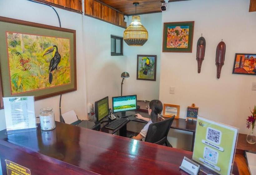 تختخواب و صبحانه La Fortuna Lodge By Treebu Hotels