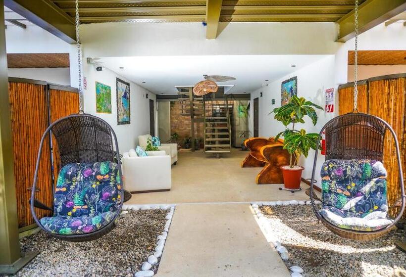 تختخواب و صبحانه La Fortuna Lodge By Treebu Hotels