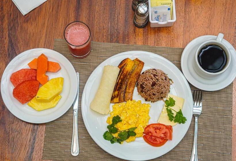 تختخواب و صبحانه La Fortuna Lodge By Treebu Hotels