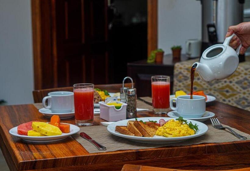 تختخواب و صبحانه La Fortuna Lodge By Treebu Hotels