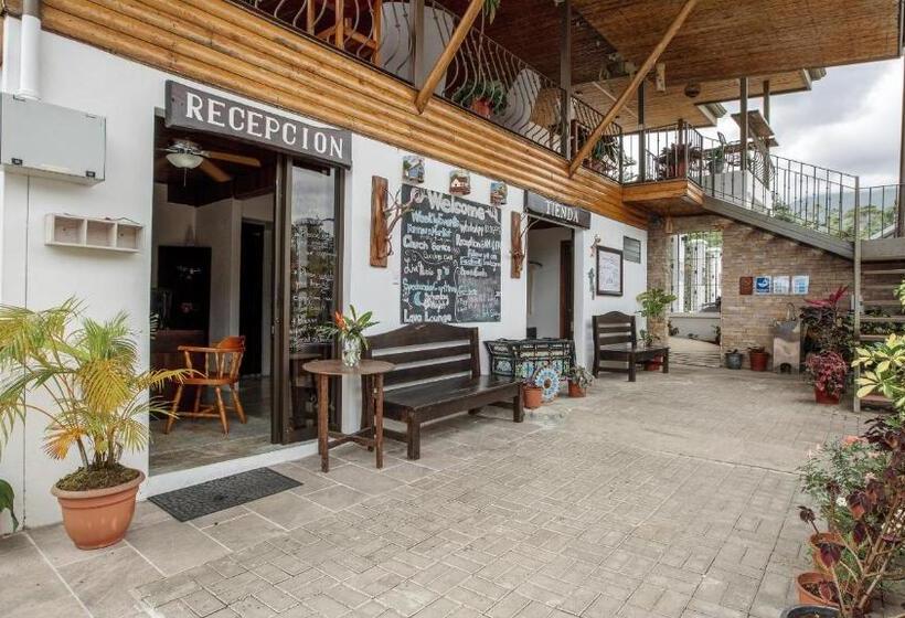 تختخواب و صبحانه La Fortuna Lodge By Treebu Hotels