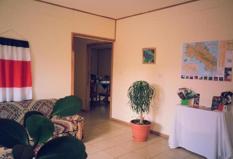 تختخواب و صبحانه Monte Los Lirios Lodge