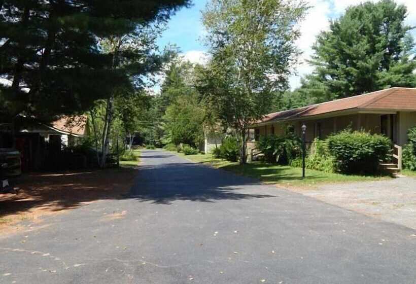 Kennebunk Gallery Motel And Cottages