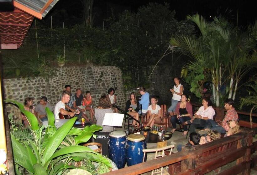ユースホステル Spanish By The River   Turrialba