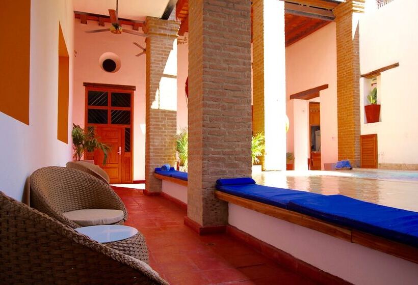 هتل Boutique Casa Carolina