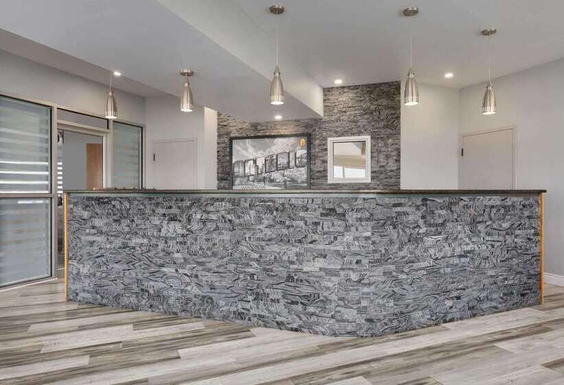 هتل Super 8 By Wyndham Windsor/dougall