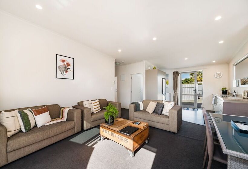 هتل Two Tree Lodge