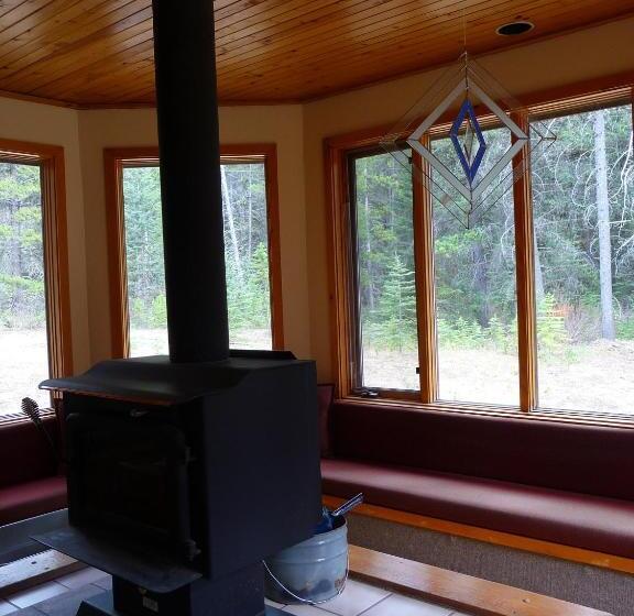 בית מלון כפרי Hi Castle Mountain Hostel