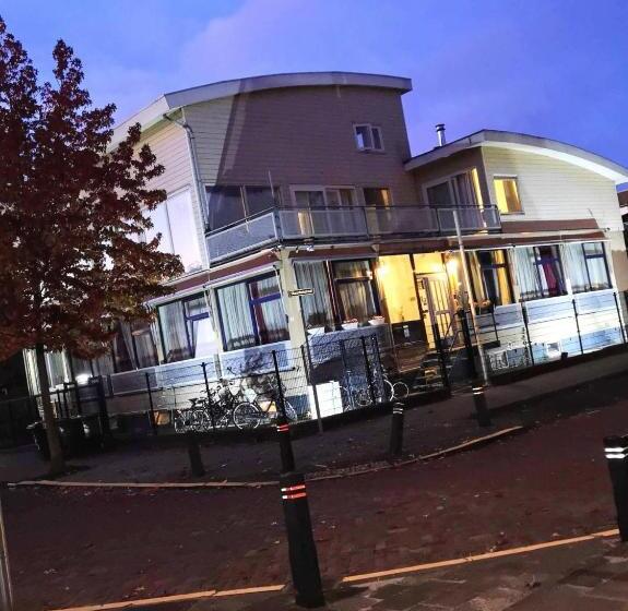 هتل Holland Lodge