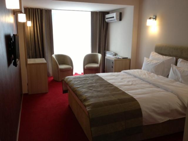 City Hotel & Lounge