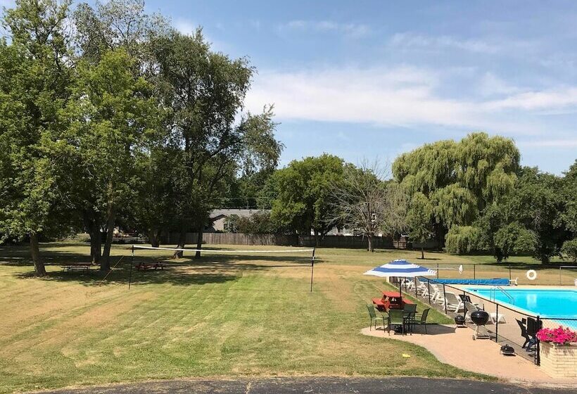 هتل Geneva Wells Inn