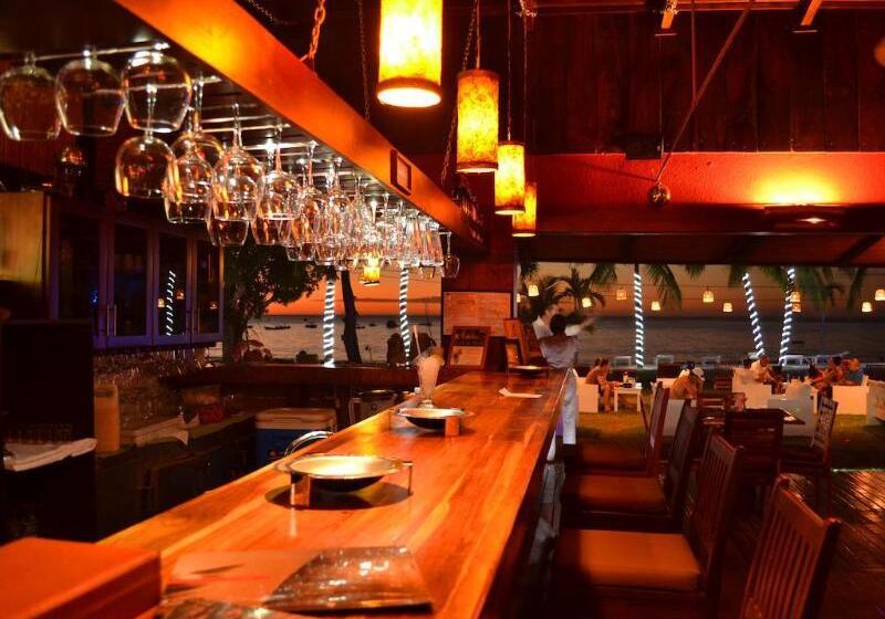 استراحتگاه Café De Playa Beach Front