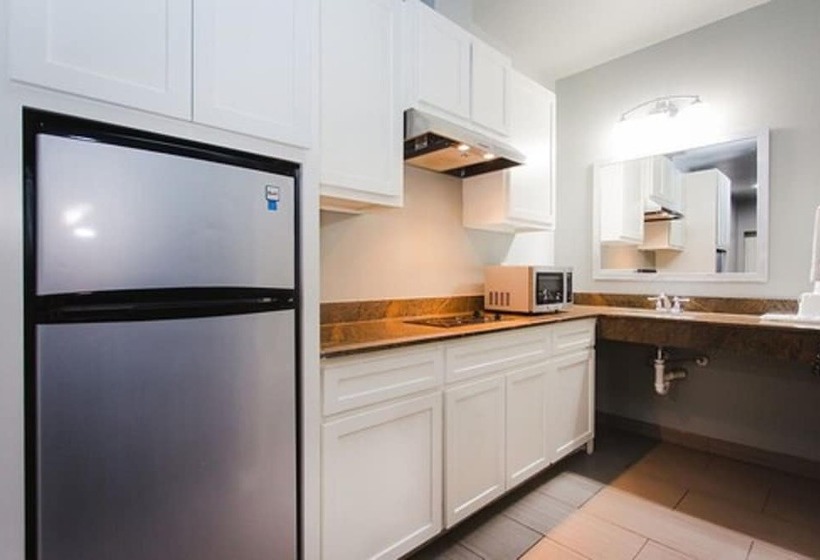 מוטל Econo Lodge Inn & Suites