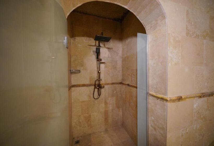هاستل Shoestring Cave House